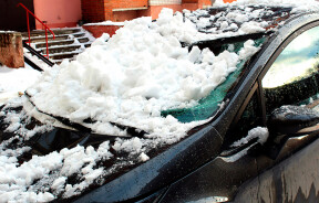 Автомобілістів попереджають про небезпеку паркування біля будинків узимку