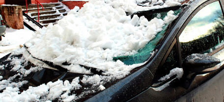 Автомобілістів попереджають про небезпеку паркування біля будинків узимку