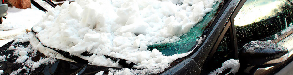 Автомобілістів попереджають про небезпеку паркування біля будинків узимку