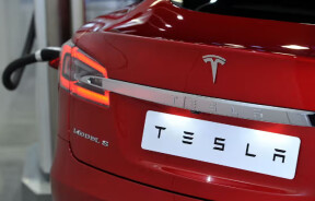 Суд оправдал водителя Tesla, оштрафованного за красные указатели поворотов