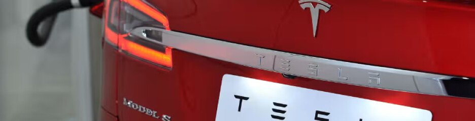 Суд оправдал водителя Tesla, оштрафованного за красные указатели поворотов