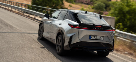 Новий електрокросовер Lexus RZ вийшов на український ринок: запас ходу до 456 км та кермо-штурвал