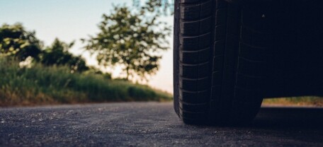 Чи загрожує шинам автомобіля розбите скло на дорозі: поради експертів