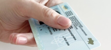 Ухудшилось зрение: когда водителю нужно обменять права и какие отметки появятся в документе