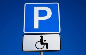 Депутати пропонують розширити право на безоплатне паркування: зміни можуть торкнутися українців із тимчасовими обмеженнями рухливості
